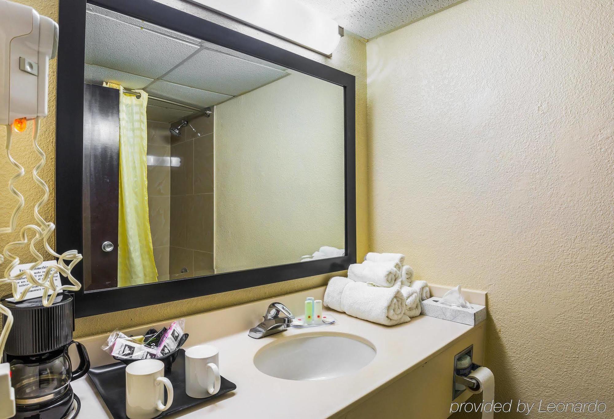 Clarion Pointe Lake Jackson - Clute Екстер'єр фото
